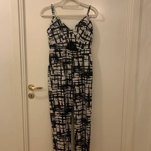 Byxdress svart vit storlek M - Byxdress mönstrad i svart vit storlek M