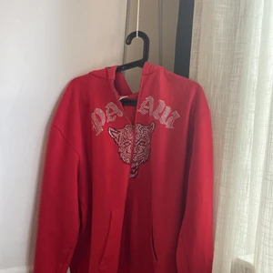 Paaw hoodie  - Inte säker om jag vill sälja ska bara se vad jag kan få för den 💕🫶🏻 storlek S men sitter overzized, buda 