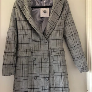 Blazer jacket dress  - Oanvänd blazer klänning. Storlek XS-S, kan gå ner i pris vid snabba affärer. Jag tar helst Swish eller PayPal skickar efter mottagning betalning. Skickar bild vid postning. Är inte intresserad av byte! 
