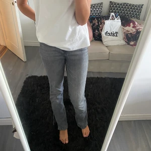 Gråa jeans med slits - Dessa jeans är ifrån Zara. Dom är ganska använda! Dom är i st 36 men passar även som 34. Dom har ett litet hål längst upp vid midjan ungefär, men det syns knappt.