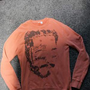Sweatshirt med motiv av post Malone från HM Utgången kollektion  Orange/röd Använd fåtal gånger, bra skick!