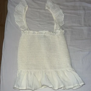  linne Från Spanien 🇪🇸  - Ett jätte fint linne som jag köpte utan att testa först så den var i en för stor storlek💕 men är så snygg tycker jag själv. Den är köpt i Spanien för 2 veckor sedan. Har inte använt en ända gång.<3