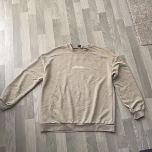 Sweatshirt  - Oversize sweatshirt från NA-KD i storlek S. Väldigt lång går att använda som klänning. Jättemysig och aldrig använd. Högsta bud inklusive frakt. Vid snabb affär kan pris diskuteras.