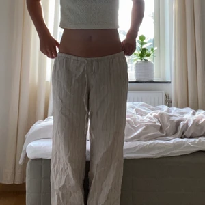 Linnebyxor - Säljer dessa slutsålda populära linnebyxor den Hm, i storlek S. Köpta på Hm i Rhodos för någon vecka sedan, alltså i nyskick. Säljs för att dom inte passar mig, då dom krympte lite i tvätten och blev förkorta. Dom är uppsprädda vid foten (se bild 3)
