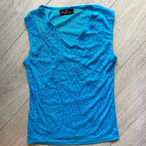 Linne - Säljer en topp med paljetter:) fint skick och mesh tyg i ryggen, köpare står för frakt😇💙🫶🏼