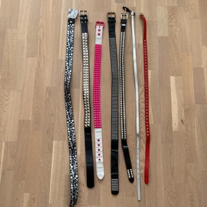 7 skärp alternativt-emo punk goth ish  - Säljer 7 blandade skärp i varierande kvalitet och skick. Lite olika längd men passar storlek  S. Auktion med budstart 50kr. Avslutar måndag 1/8 kl 12:00. Skickar spårbart med Postnord Skicka lätt 66kr men kan hämtas i Malmö 