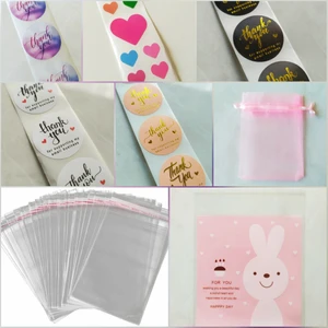 GRATIS FRAKT! 50 Pack Packmaterial - Stickers, påsar m.m. - GRATIS FRAKT!  Paket med packmaterial. Totalt 50 delar.  10st cellofanpåsar med förslutande remsa (10x6cm)  5st cellofanpåsar med motiv (14x10cm)  4st Rosa gåvopåsar (9,5x7cm)  20st runda klistermärken - Thank you  11st hjärta-stickers mixade