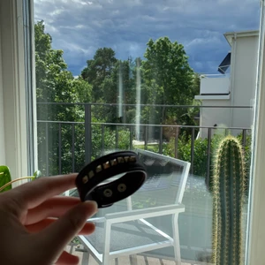 Edblad armband med nitar💗 - Säljer mitt jättefina edbladarmband i vinrött pga att det inte kommer till användning, nypris 500kr säljer för 120kr+frakt💗Armbandet går att justera med ett knäppe på baksidan.