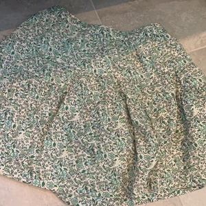 Jätte fin kjol från zara den passar mig även fast jag är 165-166 - Jätte fin och bra kvalete