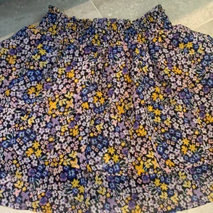 Jätte fin kjol från hm i stl 10 år men den passar mig som är 165 - Bra kvalete 