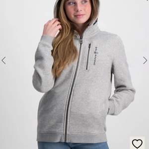 Hej hej jag säljer denna gråa sail racing hoodie köpt på kids brand store för 999 kr Den är i storlek 170 så typ en s/xs tröjan är bra skick och har inga hål/fläckar osv.  Pris kan diskuteras
