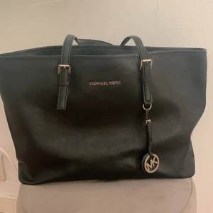 Michael kors - Äkta Michel kors i bra skick men använd och därför bestämt oss för att sälja den. Väskan funkar jätte bra som skolväska och får plast med väldigt mycket. Skriv om intresserad💕