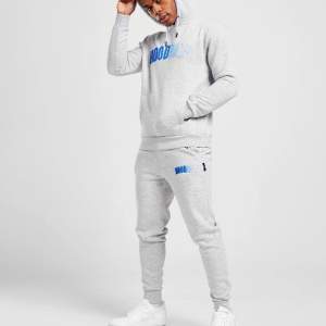 Helt nytt hoodrich tracksuit köpt på jd sport. (nypris 699kr per del)  Jag är 160 men passar även längre och kortare. Kan köpas enskilda 400kr men 1000 för båda. Köparen står för frakt. Pris kan diskuteras vid snabb affär.😊