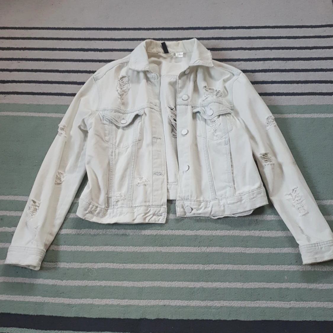 Vit, lite coolt sliten jeansjacka