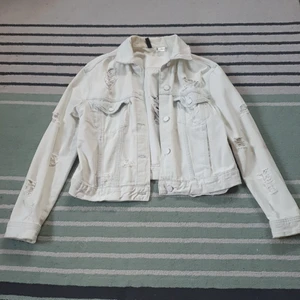 Vit, lite coolt sliten jeansjacka - Jag säljer Ungefär nästan en likadan jeansjacka som förra inlägget men lite slitet, coolt, snygg. Storlek 40 och är från H&M