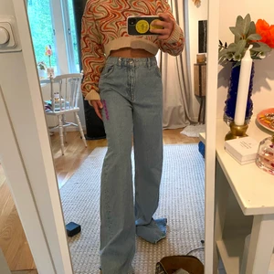 Loose jeans - Jeans i skitsnygg modell, men på tok för stora för mig som ni ser på bilderna :(( jag är 157cm lång, och skulle säga att byxorna är S/M snarare än XS/XXS som det står. Endast testade! 💙