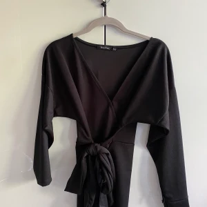 Svart blus - Beskrivning finns på bilden 