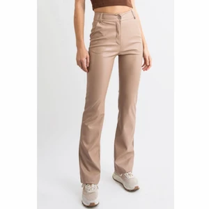 Skinnbyxor - Hunter beige - Använt en gång. De är uppsydda 1-2 cm. Köpt från madlady.