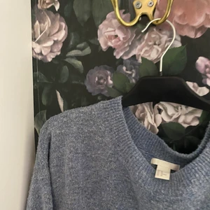 Blå stickad tröja  - Superfin blå stickad tröja. Använd mycket men fortfarande i gott skick. Sitter oversized på mig som är en S-M. 50 kr + frakt💕