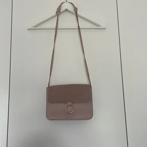 Pieces rosa väska - Fin rosa väska i okej skick, använt några gånger. Passar till väldigt mycket då det är en neutral färg! 