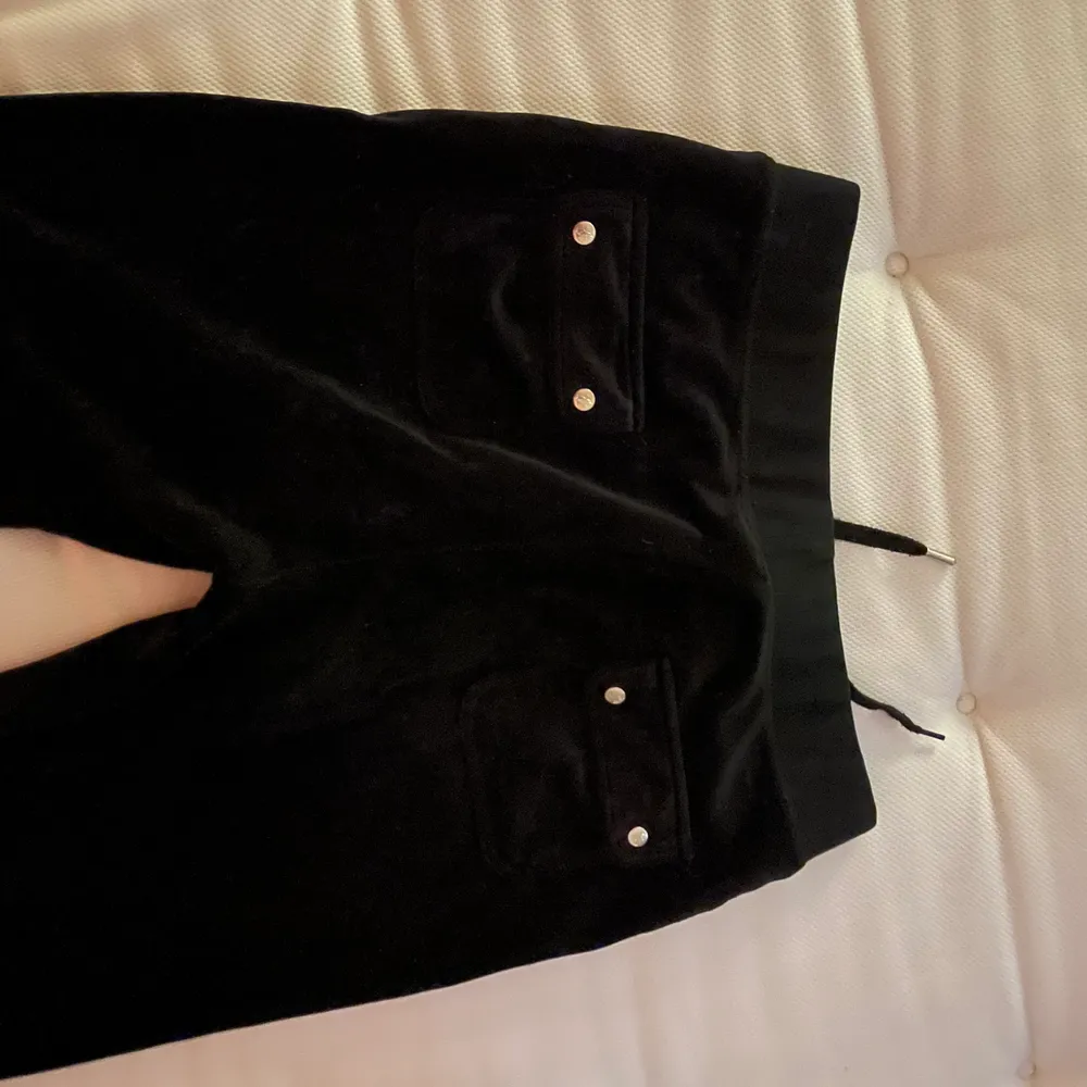 Ett par svarta juicy couture byxor i fint skick. De är storlek L men jag skulle säga att de passar bättre storleken M. Hör av er för frågor💘💘. Jeans & Byxor.