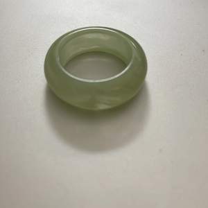 Ljusgrön ring i hårdplast som aldrig är använd. Ringen är inte fullt grön utan har lite olika mönster och skiftningar i den gröna färgen. Kommer ej ihåg vart den är köpt ifrån men köpt för kanske 3 månader sen!💕