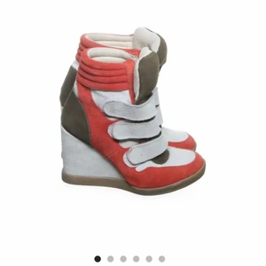 Skor med kilklack liknande Isabel marant  - Kattiga skor med kilklack liknar Isabel marant🙃🙃strl 37, köpare betalar frakt