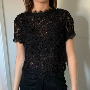 Spets top Zara -  (LÅNADE BILDER!!!) Säljer min fina begagnade spets top från zara! Den är från 2017 o finns inte längre. Den är i stl S men liten i storleken.🤩❤️ kontakta för mer bilder eller frågor!💗