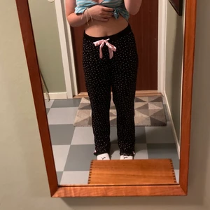 New yorker  - Byxor från ett pyjamas sett. Aldrig använda. Sköna och tunna. Jätte söta. Skriv privat för fler bilder/frågor! Köparen står för frakten<3