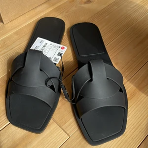 Oanvända zara sandaler  - Slutsålda zara sandaler! St 40 menar som 38-39. 