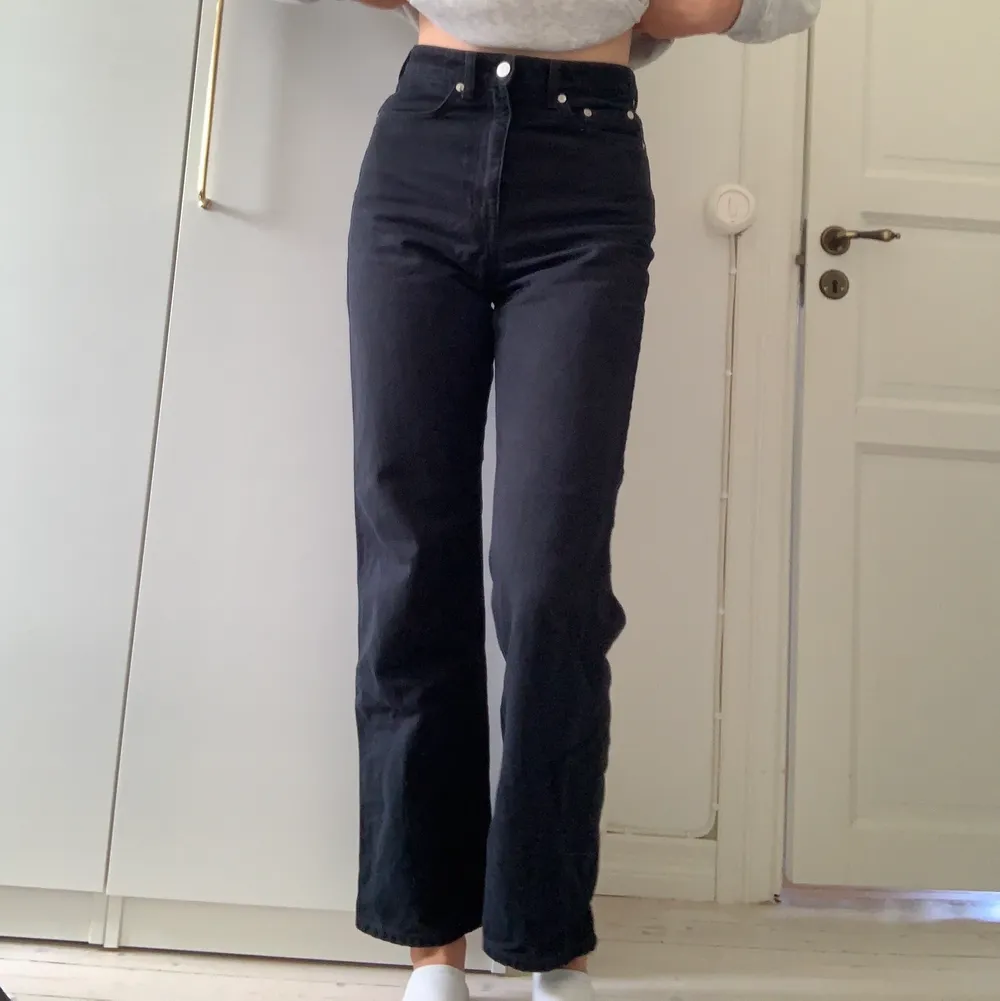 Svarta jeans från weekday i modellen Svarta jeans från Weekday i modellen Rowe, storlek w27 l32. Säljer då de är för korta på mig som är 172cm. Nypris var 500kr och säljer för 150kr + frakt.. Jeans & Byxor.