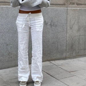 Linnebyxor - Alobha linnebyxor i storlek L, passar både M och S, byxorna är oversized vilket de ska vara. Väldigt populära och dessvärre alltid slutsålda. Är öppen med priset så hör av dig gärna.
