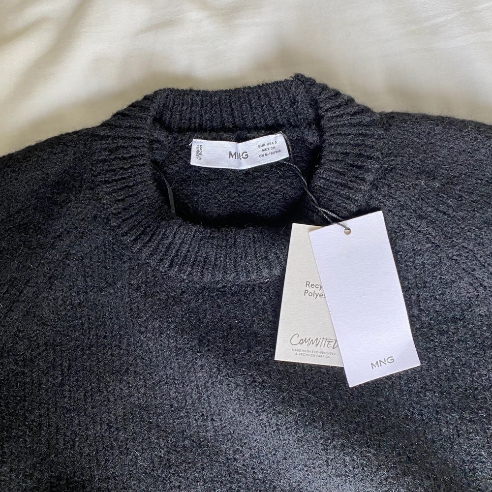 Stickad tröja från Mango som är är helt ny, säljer då jag klicka i två likadana💕 nypris 400kr men säljer för 250kr💗 Sedan är storleken lite oversize av sig🫶🏼 . Strik.