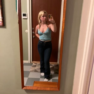 Jeans  - Aldrig använda. Stretchigt matrial. Högmidjade. Väldigt sköna. Mycket fint skick. Passar mig bra på längden som är 163 cm. Skriv privat för fler bilder/frågor! Köparen står för frakten<3