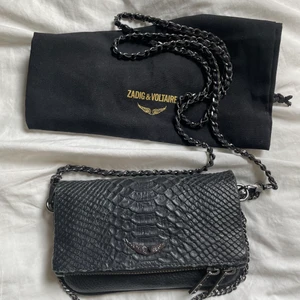 Zadig & Voltaire väska - Jag säljer nu min zadig & voltaire Rock Nano Savag väska eftersom jag inte har användning för den längre! Måtten är 11 x 18 x 4. Den är mycket sparsamt använd och därför i nyskick. Orginalpris 2285kr. Köparen står för frakt! Dustbag medföljer😊