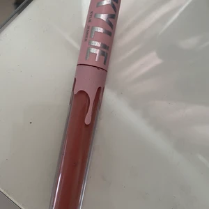 Kylie läppstift - Fick i present Kylie läppstift säljer vidare då jag ej tycker om färgen. Endast swatchad på handen.