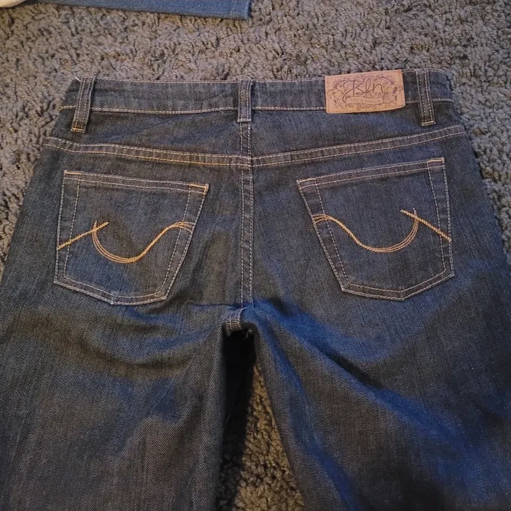 Ett par svarta/gråblå låg midjade jeans köpta på plick, kom privat för mått ❤️ . Jeans & Byxor.