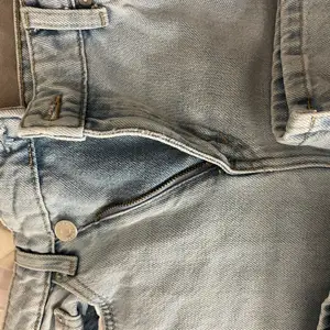 Jätte fina jeans ifrån WEEKDAY i storlek 26/32, passar inte mig längre så har inga bilder med den på tyvär. Dem har även en slits längst ner 🤍