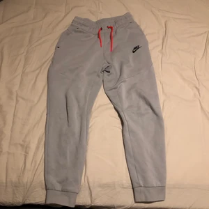 Nike tech fleece byxor storlek 147-158 - Jag säljer ett par Nike tech fleece byxor i storlek 147-158 dom är i jätte fint skick!😁