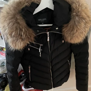 Hollies jacka - Superfint Hollies jacka i storlek 34 med äkta pälskrage. Jättefint skick och ser ny ut!🙌🏻💕