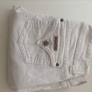 Så fina vita lågmidjade jeans i baggy/bootcut modell. Köptes för ca 3000kr! I true religion stil.