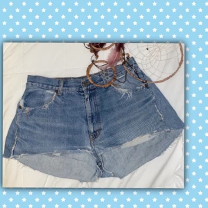 Högmidjade Jeans shorts - Säljer mina favvoshorts som nu är för små😫😭! Högmidjadeshorts i sliten stil. Okänt märke då de köptes på second hand. Då modellen är designad att vara sliten är det obviously hål osv men är i relativt bra skick. Dock är fickorna lite slitna. Storlek: 42❤️❤️