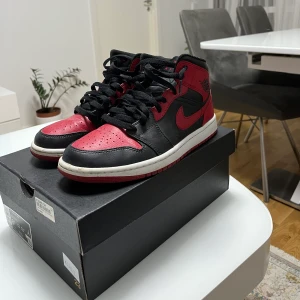 AIR JORDAN 1 MID  - Skick 9/10 Använda få tal gånger   