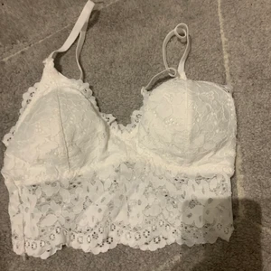 Vit topp  - Vit spets topp. Helt oanvänd. Jättefin. Storlek S