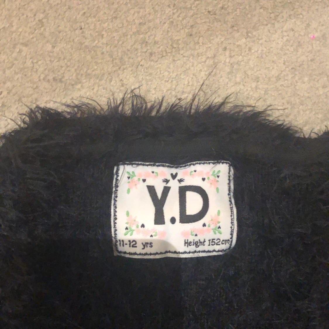 Svart fluffig tröja  - 90