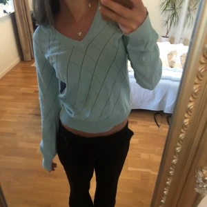 Söt tröja - Säljer denna så fina blåa tröja. Skriv för fler bilder