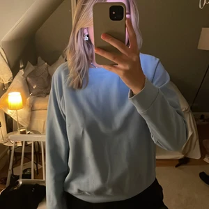 Sweatshirt - Super söt ljusblåa sweatshirt🫶🏽🫶🏽 kommer aldrig till användning💕💕