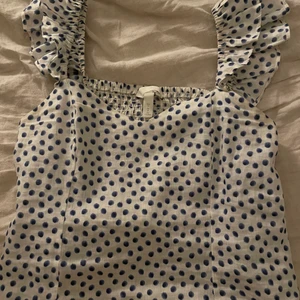 Hm linne - Super fint linne som jag köpte på hm förra året. De är i väldigt bra skick och använd ett par ggr. Har sytt upp de vid lite vid axlara så att de ska sitta bättre men de är inget som syns, de bara att sprätta upp om man vill ha de större!❤️