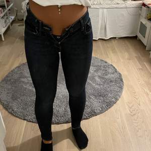 MÖRKblå jeans från Levis, modell 710 low rise💙säljer för har blivit för små. ❗️UPPSYDDA❗️(jag är 157) skriv vid funderingar 