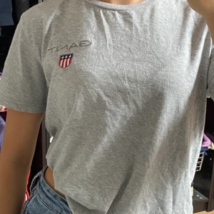 Grå gant tshirt - Grå gant tshirt, knappt använd, storlek 158/164cm 13-14 år (xs), säljer för 89kr + frakt 🚚! Skriv vid intresse eller frågor!